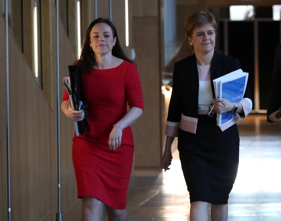 La primera ministra de Escocia, Nicola Sturgeon, camina hacia la cámara con Kate Forbes, MSP, ministra de Finanzas Públicas en Edimburgo, Escocia, Gran Bretaña, el 6 de febrero de 2020. REUTERS / Russell Cheyne