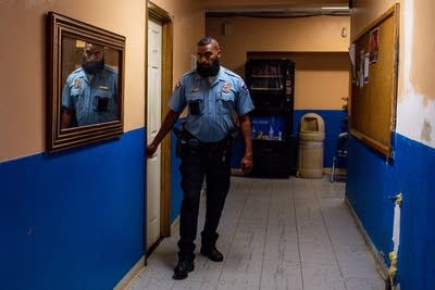 Un oficial de policía camina por un pasillo.