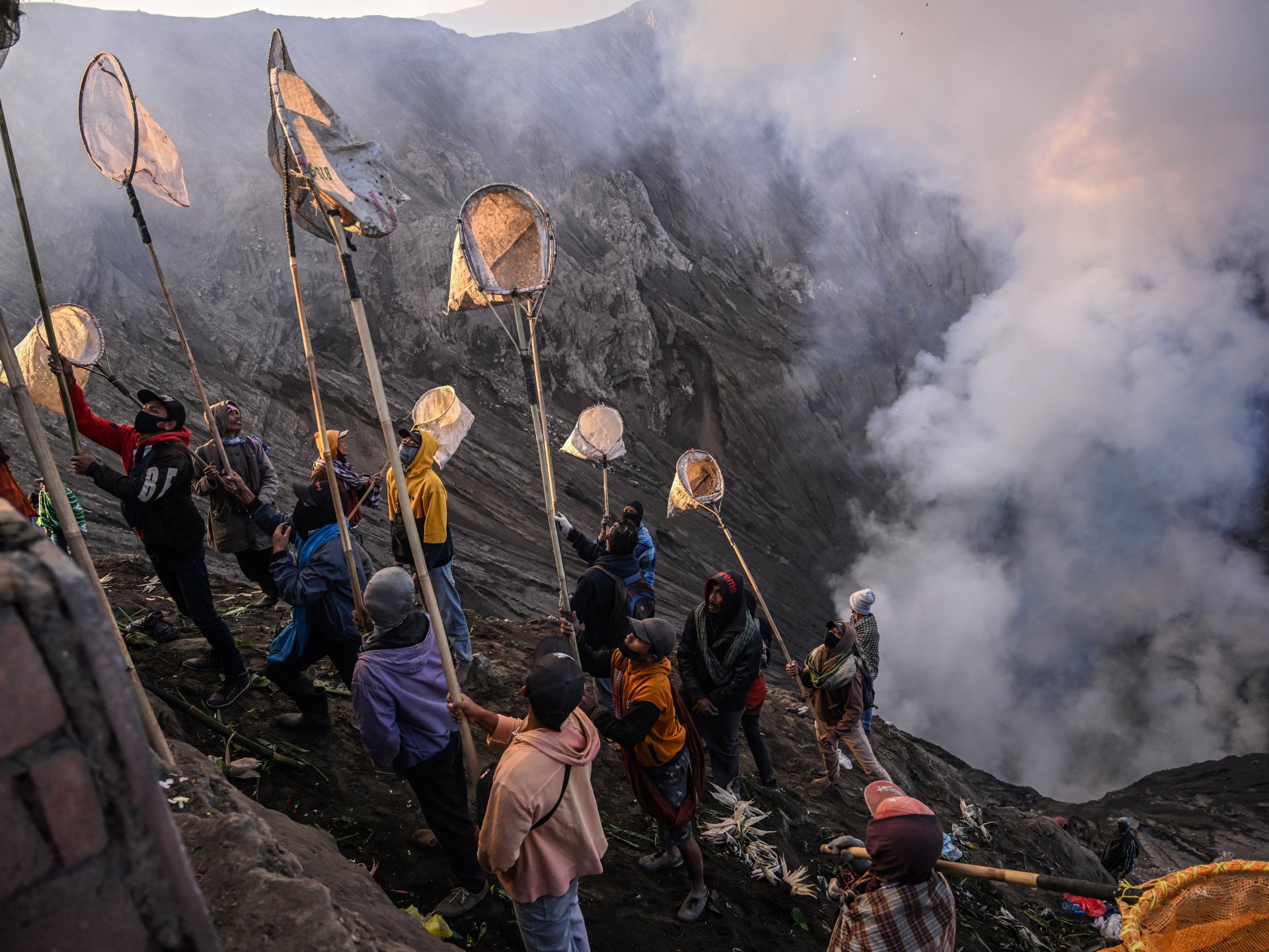 Volcán de Indonesia atrae a miles para el sacrificio ritual |  Noticias de Religión