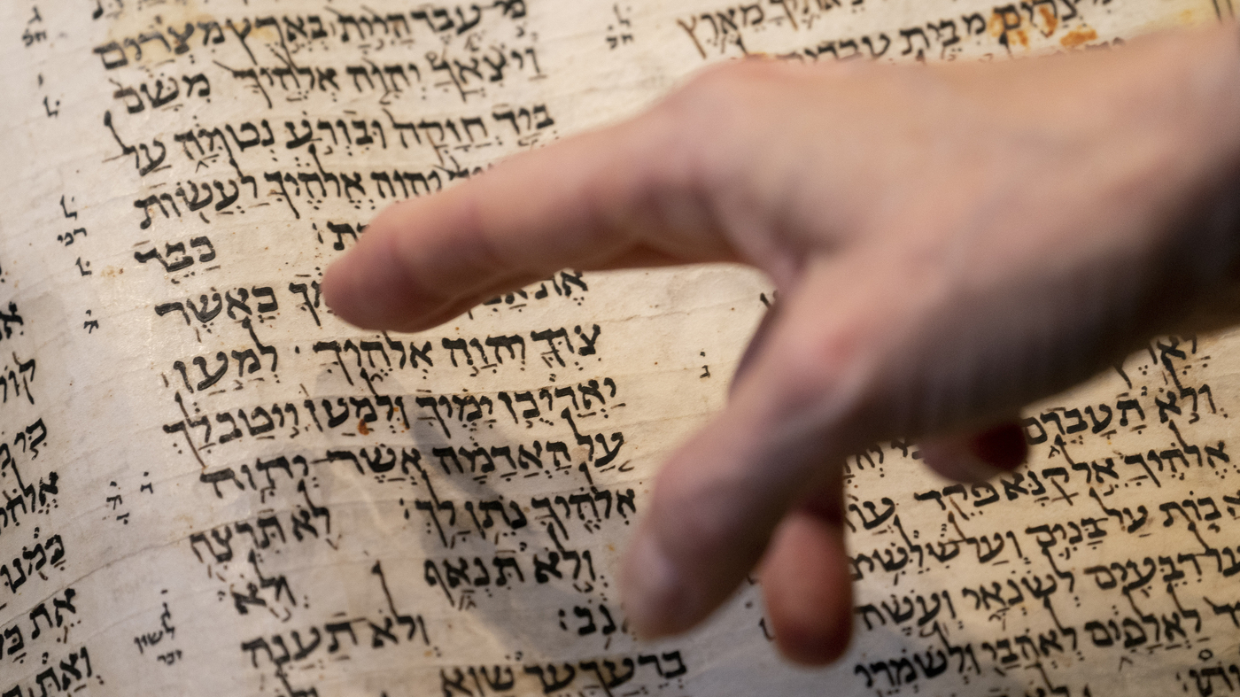 Biblia hebrea de 1.100 años se vende por 38 millones de dólares en una subasta en Nueva York: NPR