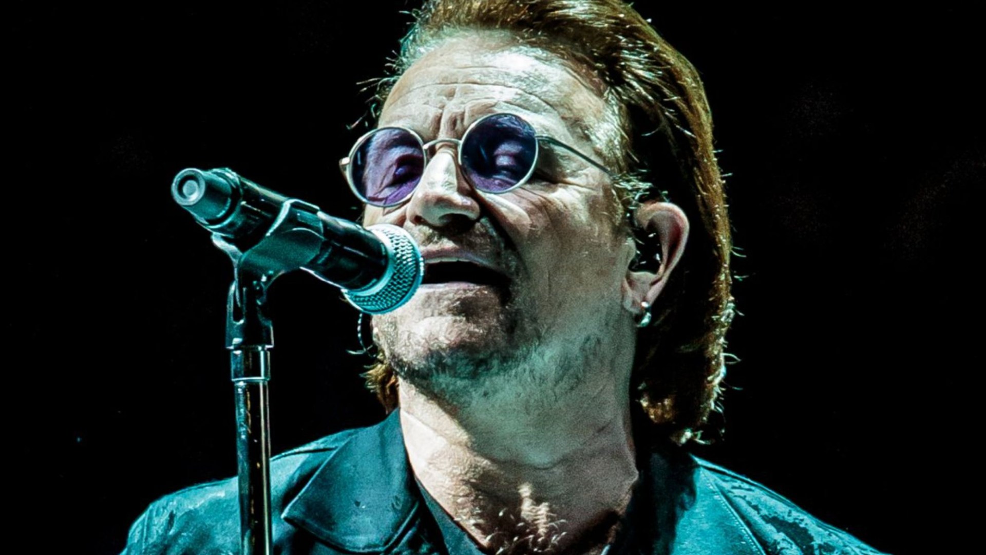El líder de Bono, U2, encuentra inspiración en las letras bíblicas mientras el director musical presenta canciones ayudado por el Libro Sagrado