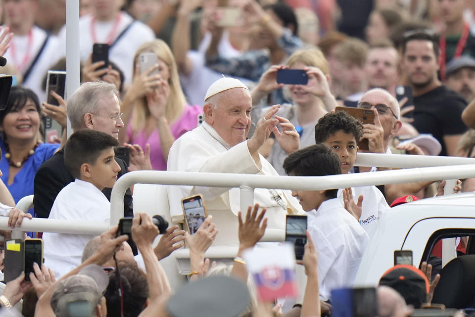 El Papa Francisco entre la multitud, la mayoría de los cuales lleva teléfonos móviles.