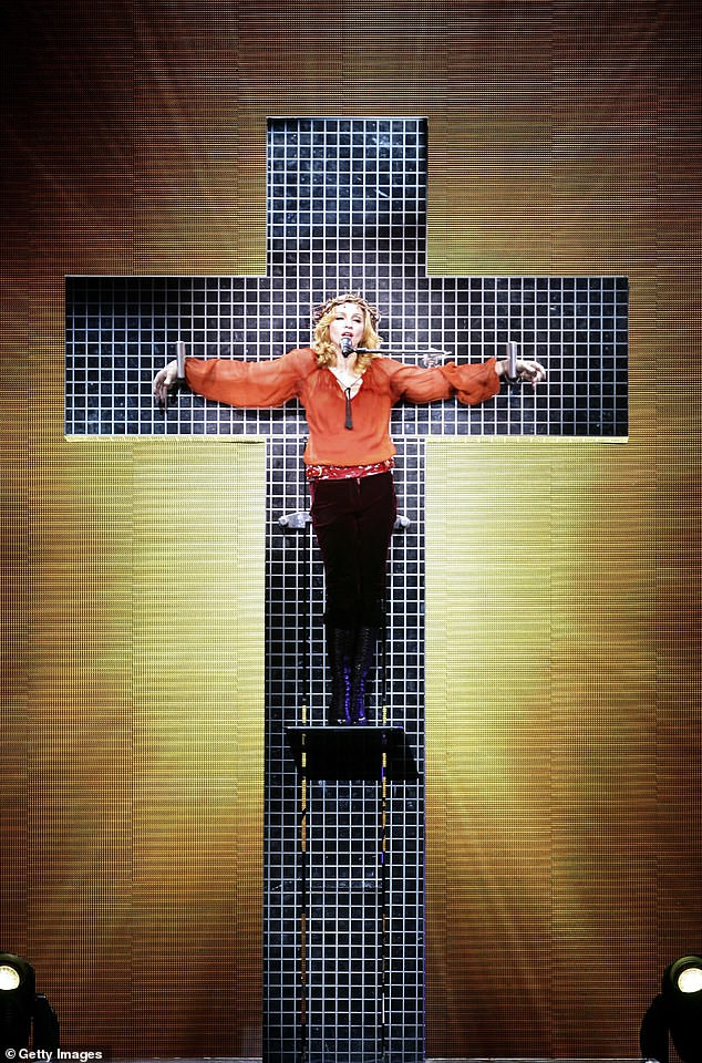 Polémica: La estrella se indignó cuando la ataron a una enorme cruz y usaron una corona de espinas durante el Confessions World Tour 2006 (Londres).