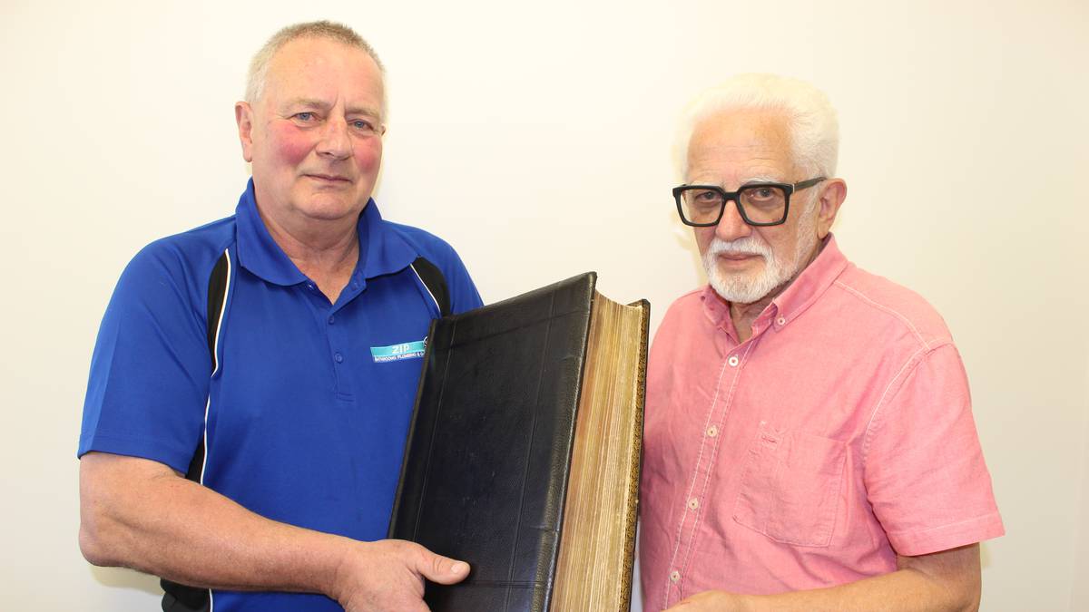 El restaurador de libros Bill Tito restaura la Biblia familiar de Raumati Beach