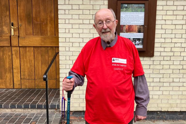 Un sacerdote de Cambridge de 82 años camina 82 millas con fines benéficos