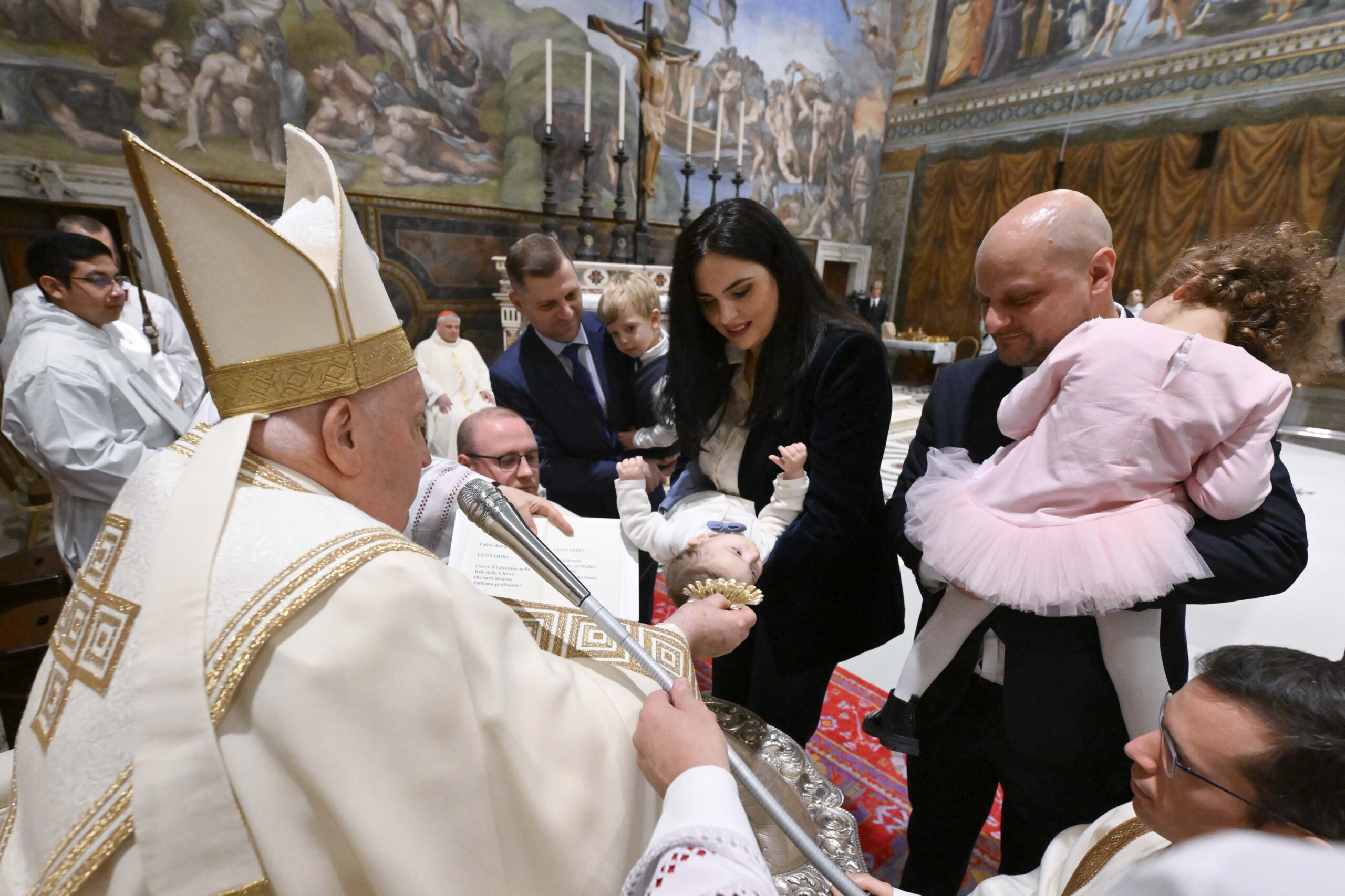 Foto: El Papa Francisco bautiza a 16 bebés en la Capilla Sixtina