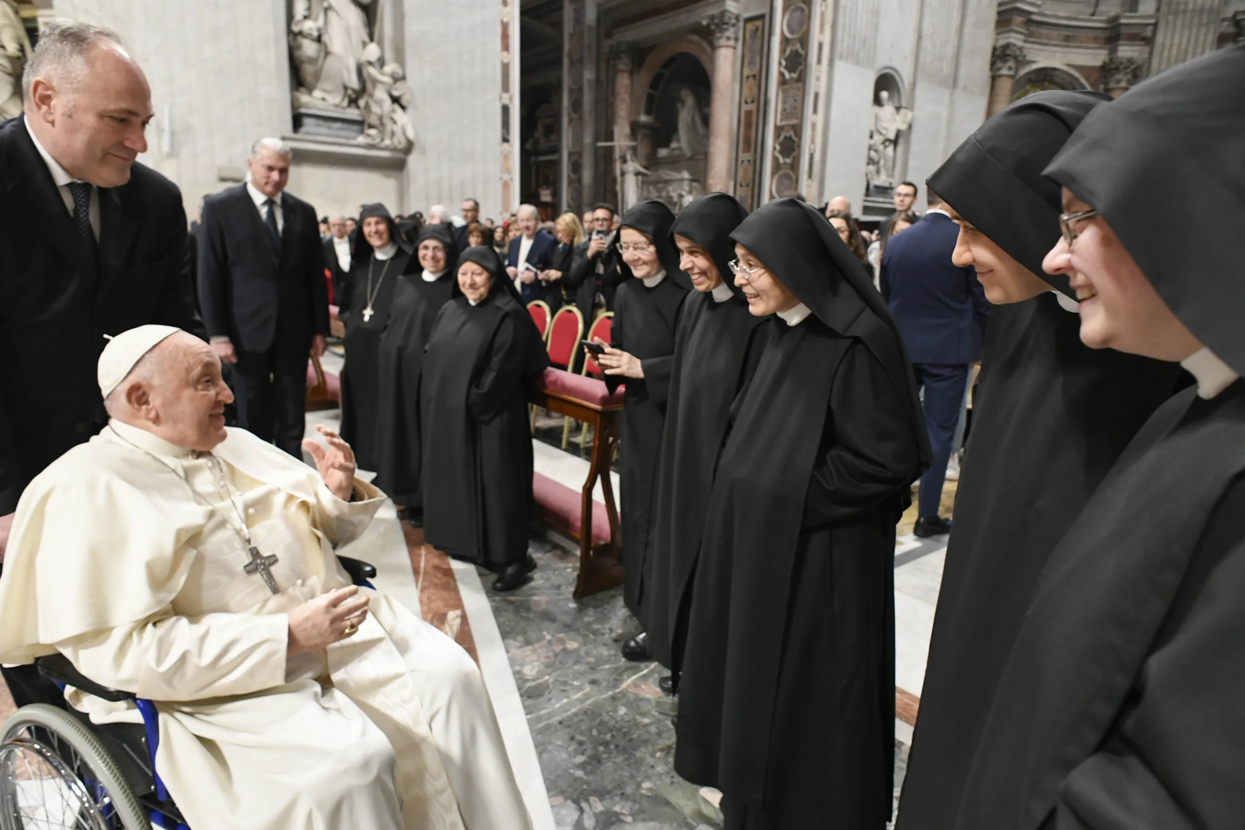 El Papa Francisco recibe a las monjas benedictinas en el Vaticano