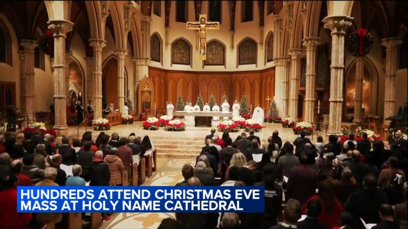 Iglesia católica cerca de mí: La misa de medianoche en la Catedral del Santo Nombre celebra la Navidad de 2023 en River North, Chicago