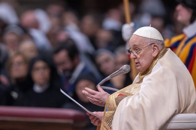 El Papa Francisco insta a hombres y mujeres a adorar una "vida interior fuerte"