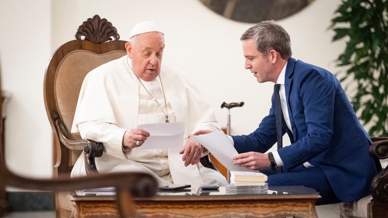 El Papa Francisco revela su relación con Benedicto XVI en un nuevo libro.